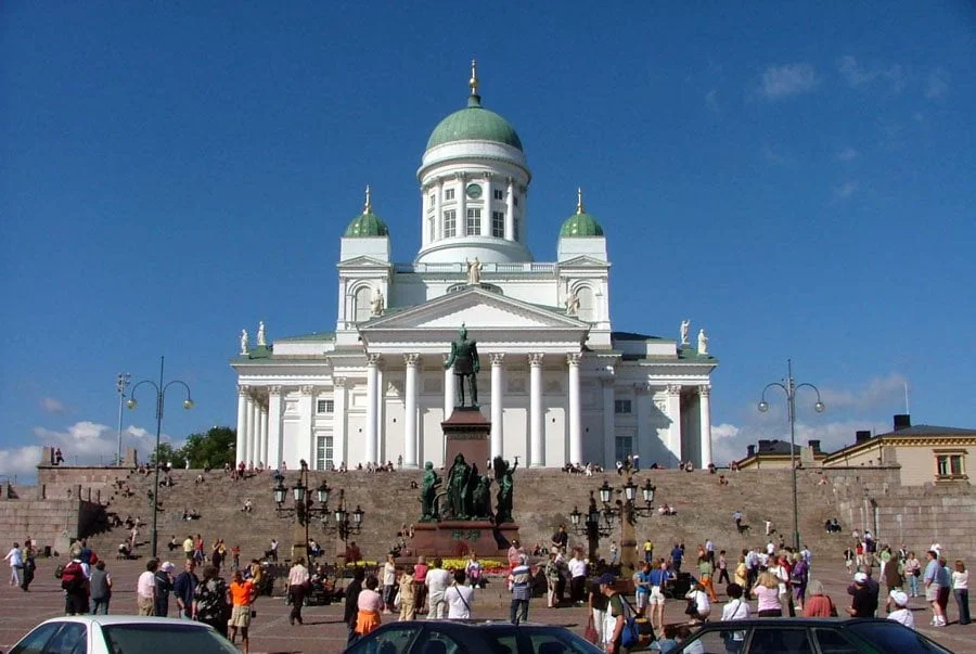 Senate_Square_and_Lutheran_Cathedral_in_Helsinki